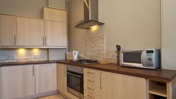 Apartment, Multiple Beds | Private kitchen | Fridge, microwave, oven, stovetop