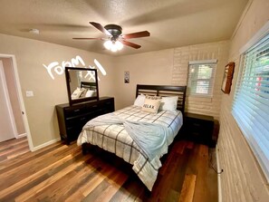 4 Schlafzimmer, Schreibtisch, Bügeleisen/Bügelbrett, Reisekinderbett