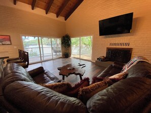 Smart-TV, Kamin, Stereoanlage