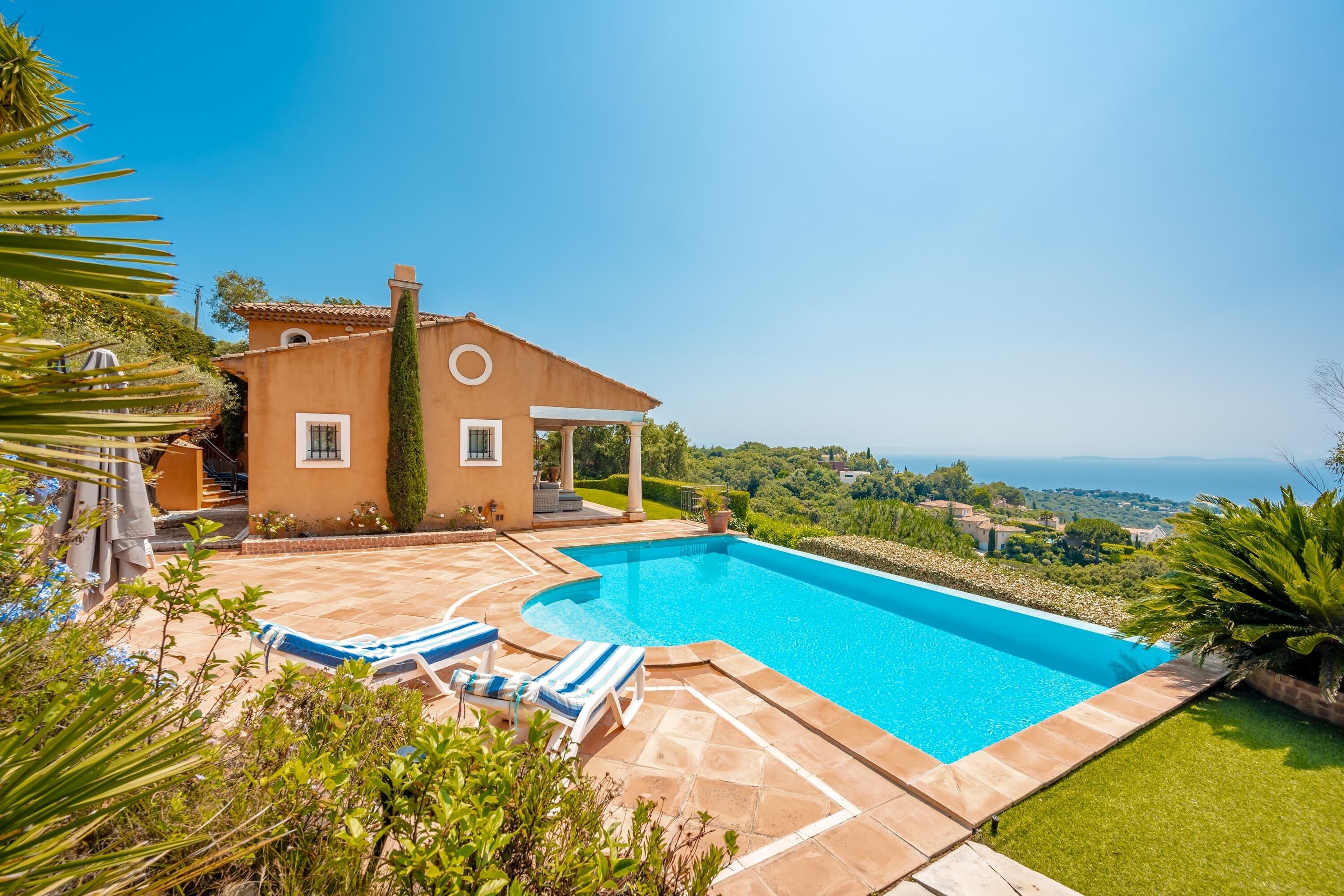 Superb Villa Domaine de la Pinède - exceptional view of the Bay of Cavalaire