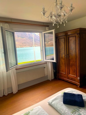 2 bedrooms, iron/ironing board, WiFi, bed sheets - Apartment 1. Lakeside property. Amazing Views, balcony & garden. (Bönigen b. Interlaken)