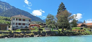 Exterior - Apartment 1. Lakeside property. Amazing Views, balcony & garden. (Bönigen b. Interlaken)
