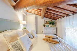 9 chambres, fer et planche à repasser, draps fournis