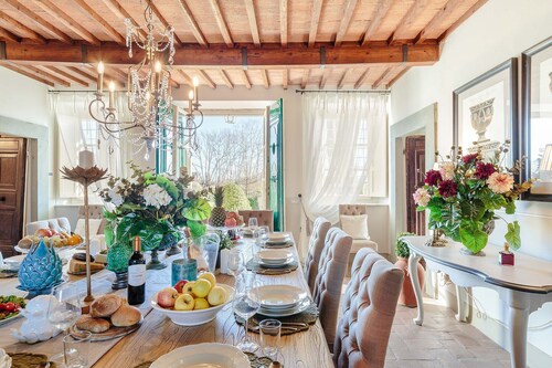 RENAISSANCE WINERY VILLA AMONG THE VINEYARDS, 9 BEDROOMS, 7 BATHS, WIFI, AIR CON