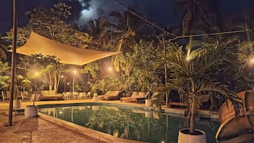 2 outdoor pools