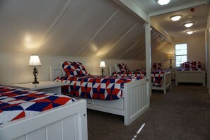 3 chambres, bureau, fer et planche à repasser, lit parapluie