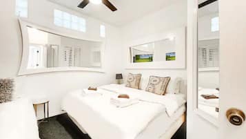 2 bedrooms, in-room safe, desk, iron/ironing board