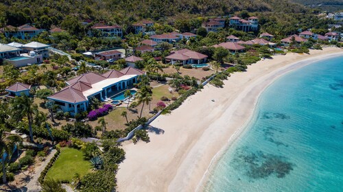 BEACH DREAMS Luxury Beachfront Villa - 4 Bedroom En-Suites, AC, POOL