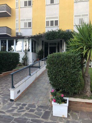 مدخل المنشأة