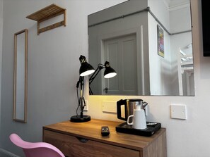 Triple Room Ensuite | Ferros/tábuas de passar roupa, Wi-Fi de cortesia, roupa de cama
