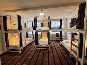 1 slaapkamer, een strijkplank/strijkijzer, gratis wifi, beddengoed