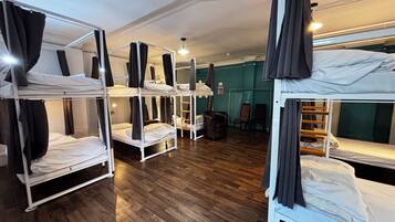 Bügeleisen/Bügelbrett, kostenloses WLAN, Bettwäsche