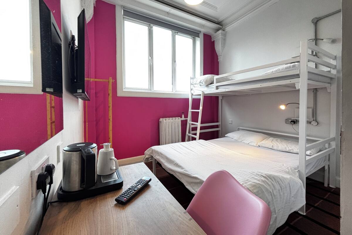 Triple Room Ensuite | Strykejern/-brett, wi-fi (inkludert) og sengetøy