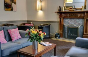 Coin salon dans le hall