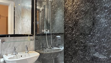 Ducha y bañera combinadas, toallas y papel higiénico