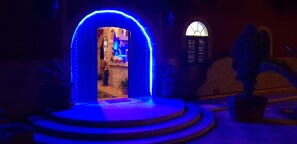 Fachada de la propiedad por la tarde o noche