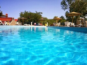 Outdoor pool, pool loungers - Camping Hotel Le Calme (Aguerd)