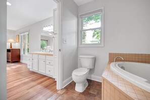 Bathtub, hair dryer - This charming two bedroom, two bath home is the perfect place to enjoy Saugatuck (Saugatuck)
