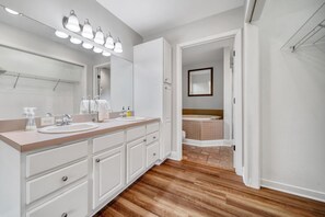 Ein modernes Badezimmer mit Doppelwaschbecken, Waschtisch und großem Spiegel.