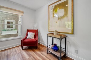 Interior - This charming two bedroom, two bath home is the perfect place to enjoy Saugatuck (Saugatuck)