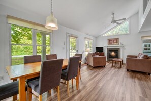 Dining - This charming two bedroom, two bath home is the perfect place to enjoy Saugatuck (Saugatuck)