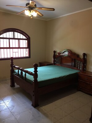3 bedrooms, desk, iron/ironing board, free WiFi