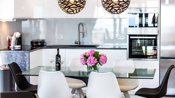 Kjøleskap, mikrobølgeovn, ovn og kokeplater