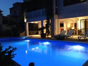 Piscine extérieure, chaises longues