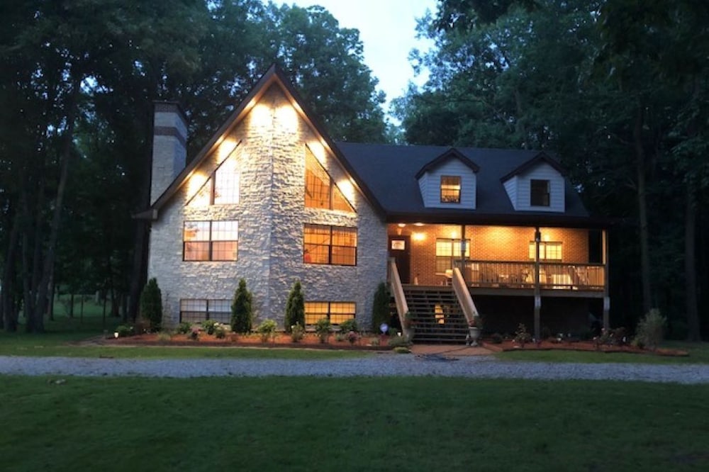 Perfect getaway minutes away from Maxinkuckee Lake & Culver Academy!