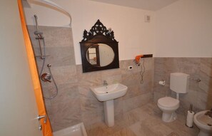 Triple Room | Bathroom | Shower, free toiletries, hair dryer, bidet