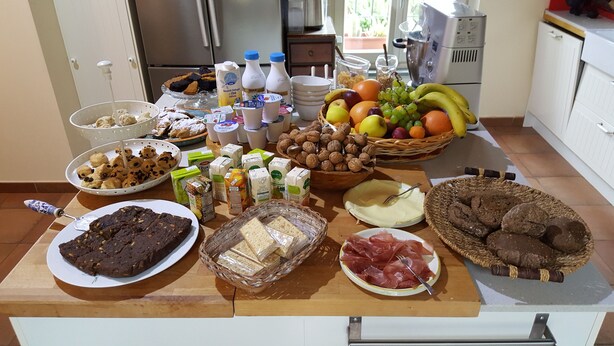 Un plan de travail de cuisine avec divers aliments et appareils de cuisine.