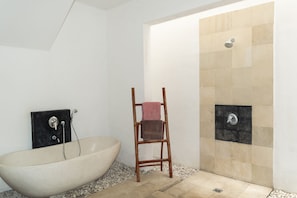 Ensemble baignoire-douche, douche cascade, séchoir à cheveux, pantoufles