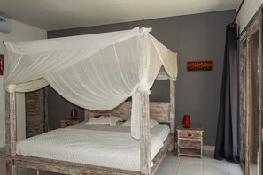 Desk, laptop workspace, blackout curtains, iron/ironing board - Orchid Paradise Bukit Villa (Ungasan)