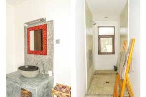 Combined shower/bathtub, rainfall showerhead, hair dryer, slippers