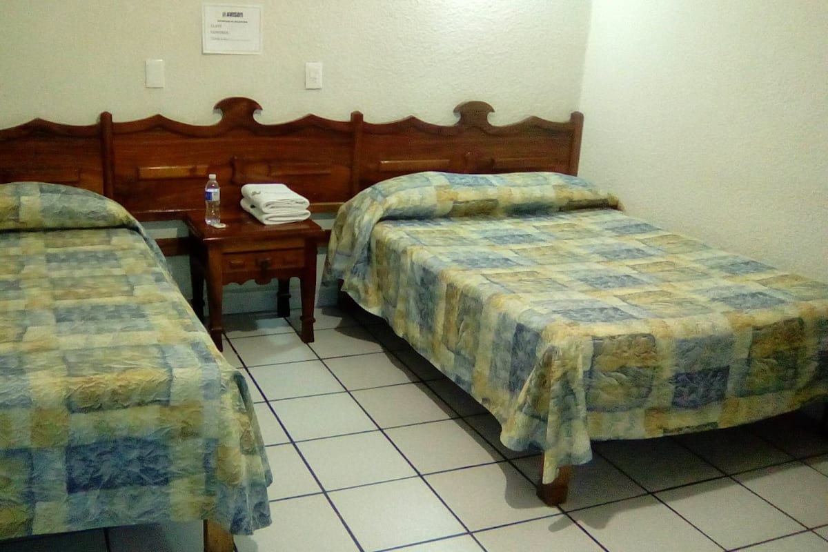 Habitación básica, 2 camas matrimoniales | Wifi gratis