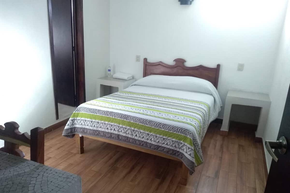 Habitación básica, 1 cama matrimonial | Wifi gratis