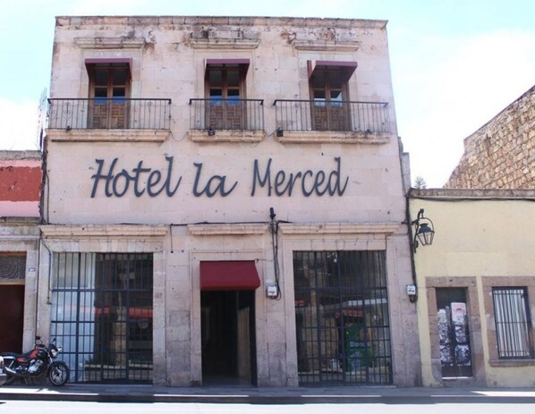 Vista frontal de la propiedad
