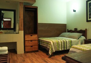 Basic-Zimmer, 2 Doppelbetten | Kostenloses WLAN