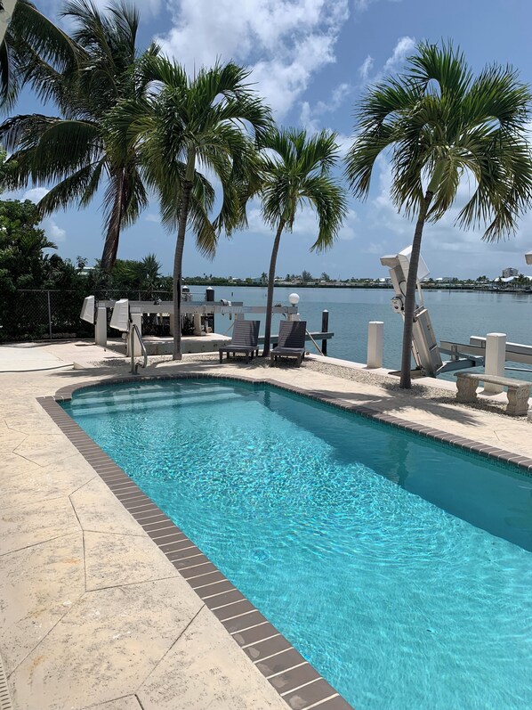 حمّام سباحة خارجي