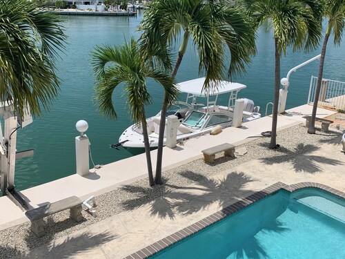 Waterfront,100' seawall W/ Dockage up to 30', Pool, Easy Ocean & Gulf Access!
