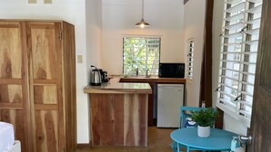 Coffee/tea maker, fridge, microwave, electric kettle - Bak A Yaad Timberland Cottage (Negril)