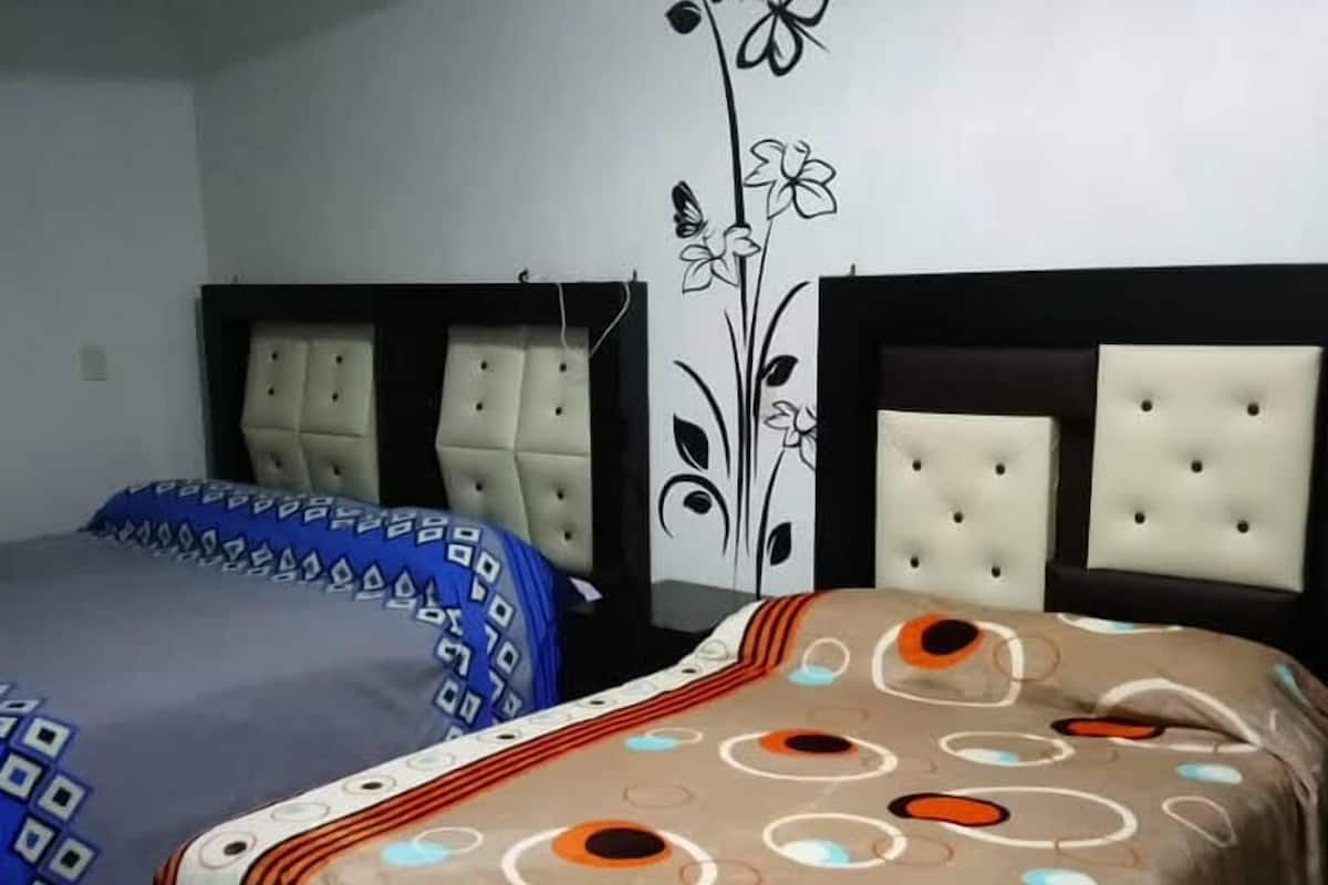 Habitación cuádruple familiar, 2 camas matrimoniales, baño privado | Tabla de planchar con plancha, wifi gratis y ropa de cama