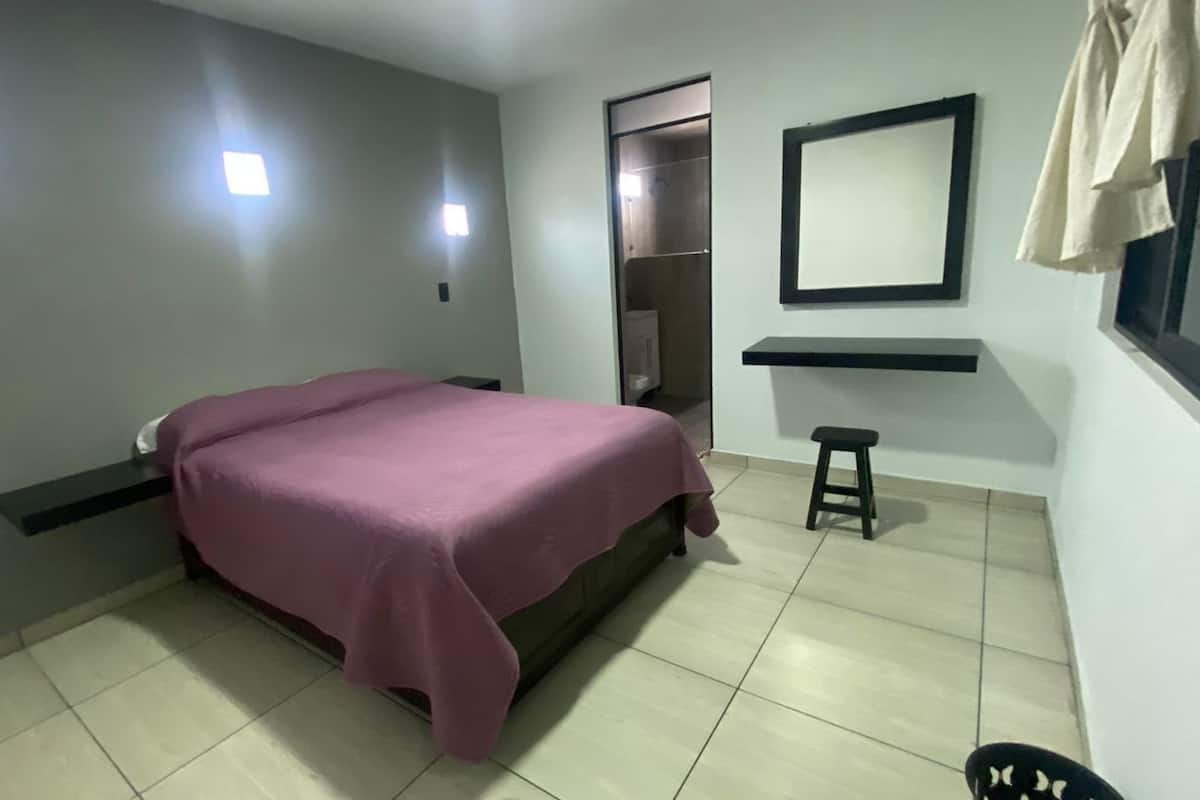 Habitación doble Confort, 1 cama matrimonial, baño privado | Tabla de planchar con plancha, wifi gratis y ropa de cama