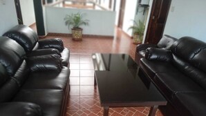 Habitación cuádruple familiar, 2 camas dobles, baño privado | Zona de estar