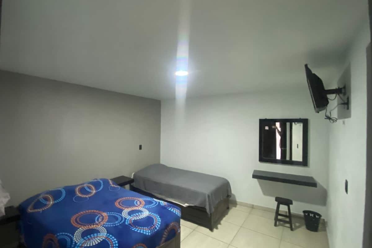Habitación triple Confort, varias camas, baño privado | Tabla de planchar con plancha, wifi gratis y ropa de cama