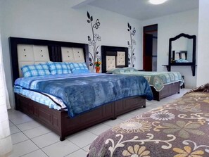 Comfort driepersoonskamer, Meerdere bedden, privébadkamer | Een strijkplank/strijkijzer, gratis wifi, beddengoed, rolstoeltoegang