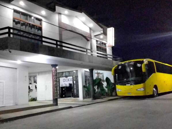 Fachada de la propiedad por la tarde o noche