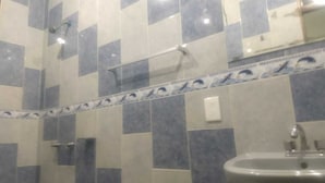 Habitación cuádruple familiar, 2 camas dobles, baño privado | Baño