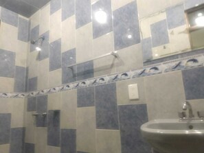 Ducha, artículos de tocador gratuitos, toallas, jabón