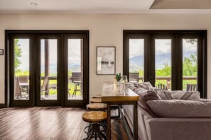 Een smart-tv en een open haard